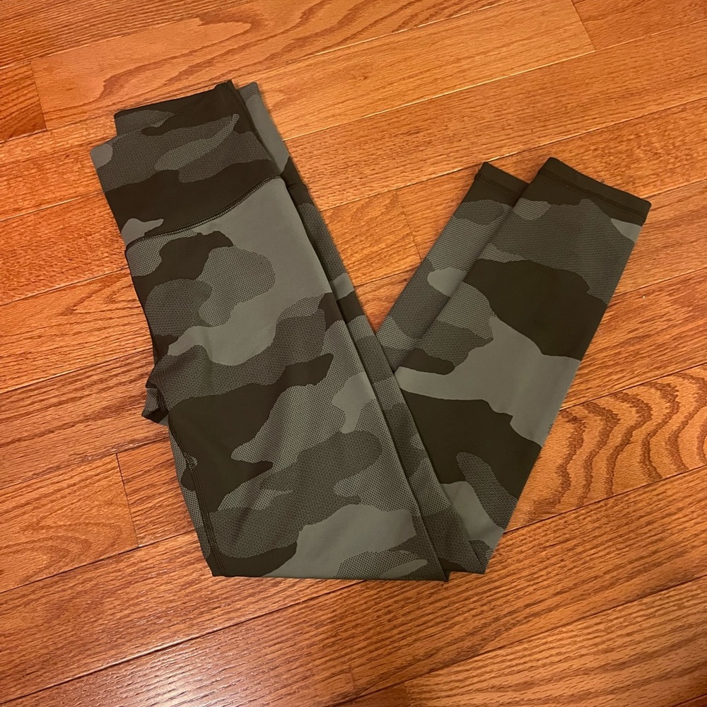 Offline by Aerie Camo Leggings Size Medium